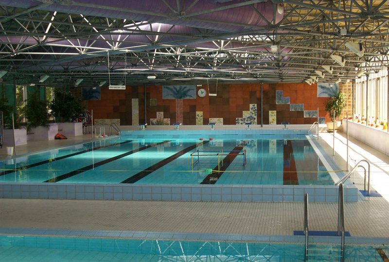 Piscine municipale : espace intérieur et espace couvert à Pierrelatte - 1